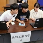 　サイバー犯罪捜査を模した競技会に参加する学生たち＝１２日午後、愛知県警本部