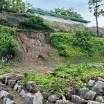 　大雨の影響で崩れた、熊本城の敷地内にあるのり面＝１２日、熊本市（熊本城総合事務所提供）