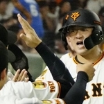 　３回、２ランを放ち、ナインに迎えられる巨人・岸田＝東京ドーム
