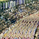 　徳島市で開催された阿波おどりの「総踊り」＝１２日夜