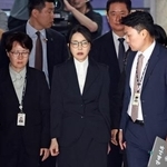 　１２日、逮捕状審査を終え、ソウル中央地裁を出る金建希氏（中央）（聯合＝共同）