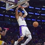 　ダンクシュートを決めるレーカーズの八村＝２０２５年２月、ロサンゼルス（ＵＳＡトゥデー・ロイター＝共同）