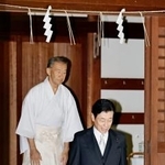 　靖国神社の参拝を終えた自民党の西村元経産相＝１３日午前、東京・九段北