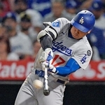 　エンゼルス戦の９回、４試合連続本塁打となる４３号ソロを放つドジャース・大谷＝アナハイム（共同）