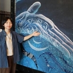 　「西馬音内の盆踊」をテーマにしたアート作品を手がけた絵画作家の永沢碧衣さん＝２日、秋田県羽後町