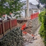 　大雨で土がえぐれ欄干が崩れた宗像大社中津宮の境内＝１２日、福岡県宗像市（宗像市教育委員会提供）