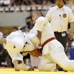 　男子団体３回戦で、東海大甲府・山口（左）を攻める埼玉栄・渡辺＝ジップアリーナ岡山