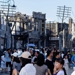 　映画「南京写真館」の撮影所を訪れた人たち＝７日、中国上海市（共同）
