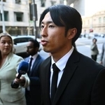 　１３日、オーストラリア・メルボルンの裁判所を出るサッカー選手、檀崎竜孔被告（ＡＡＰ＝共同）