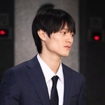 　有罪判決を受け、裁判所を後にする上村謙信被告＝１３日、香港（共同）