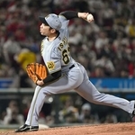 　９回に登板し、プロ野球タイ記録の３９試合連続無失点を達成した阪神・石井＝マツダ