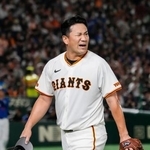 　５回を投げ終え、ベンチに戻る巨人・田中将＝東京ドーム
