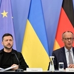 　オンライン会合に参加するウクライナのゼレンスキー大統領（左）とドイツのメルツ首相＝１３日、ドイツ・ベルリン（ＡＰ＝共同）