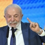 　１３日、演説するブラジルのルラ大統領＝ブラジリア（アナトリア通信提供・ゲッティ＝共同）