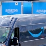 　アマゾンの配送車＝２０２０年１０月、米マサチューセッツ州（ＡＰ＝共同）