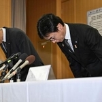 　記者会見で謝罪し、頭を下げる大阪メトロの堀元治交通事業本部長（右）ら＝１４日午前、大阪市西区