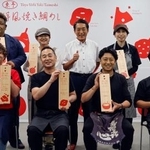 　「焼き」鯛めしの生みの親となった真鍋一成さん（前列左端）とメニュー作りに携わった飲食店関係者ら＝７月、松山市