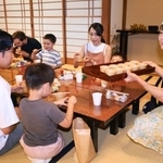 　多くの家族が訪れ、にぎわう「こどもカフェ」＝７月、長野市
