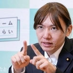 　インタビューに答えるチームみらいの安野党首