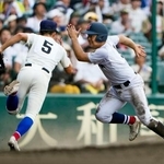 　横浜-綾羽　６回表横浜無死一、二塁、小野のバントを投手が三塁へ悪送球し、本塁へ向かう二走臨時代走の為永。三塁手川端＝甲子園