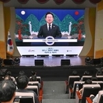 　旧日本軍の従軍慰安婦問題を語り継ぐ記念日の式典で、映像メッセージを寄せた韓国の李在明大統領＝１４日、ソウル（共同）