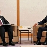 　福岡県庁で服部誠太郎知事（右）と面会する赤沢賃金向上相＝１４日午前