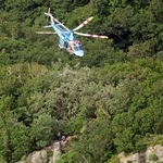 　北海道・知床の羅臼岳で登山者を救助する道警のヘリコプター＝１４日午後２時３３分（共同通信社ヘリから）