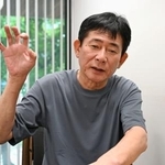 　８日、バンコクで取材に応じる井本勝幸さん（共同）
