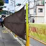 　コンビニ越しの富士山を撮影できるスポットに１年ぶりに設置された幕＝１４日午後、山梨県富士河口湖町