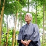 　庭でたたずむ千玄室さん＝２０１５年６月、京都市上京区