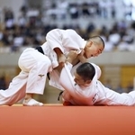 　男子６６キロ級決勝で、足立学園・嶋貫蓮（右）を攻める佐賀商・田中龍希＝ジップアリーナ岡山