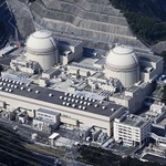 　関西電力大飯原発の３号機（右）と４号機＝２０２３年１１月