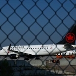 　カナダ・トロントのピアソン国際空港に駐機するエア・カナダ機＝１４日（ゲッティ＝共同）