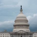 　米ワシントンの議会前に駐車された移民・税関捜査局（ＩＣＥ）の車両＝１３日（ゲッティ＝共同）