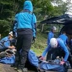　羅臼岳登山口付近で準備をする捜索隊＝１５日午前４時４０分、北海道斜里町