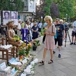 　１４日、ベルリン市ミッテ区の公有地にある少女像に献花する集会参加者（共同）