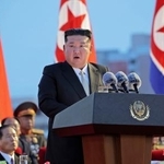 　朝鮮半島が日本の植民地支配から解放８０年の祝賀行事で演説する北朝鮮の金正恩朝鮮労働党総書記＝１４日、平壌（朝鮮中央通信＝共同）