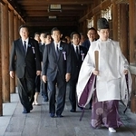 　参拝を終えた「みんなで靖国神社に参拝する国会議員の会」のメンバー＝１５日午前１０時２４分、東京・九段北の靖国神社