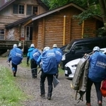 　羅臼岳登山口に向かう捜索隊＝１５日午前４時４３分、北海道斜里町