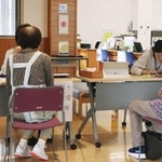 　罹災証明の申請に訪れた人たち＝２０２４年７月、秋田県由利本荘市