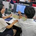 　人工知能（ＡＩ）が要約した顧客情報を表示するパソコン前に座る営業員＝７日、さいたま市のＳＭＢＣ日興証券大宮支店