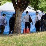 　遺体が見つかった大阪市北区の扇町公園を調べる捜査員＝１５日午後１時２１分