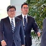 　牛久保敏文氏（右）と萩生田光一氏＝２０１９年９月、首相官邸