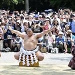 　熱田神宮で奉納土俵入りを行う横綱大の里。太刀持ち高安、露払い隆の勝＝７月、名古屋市