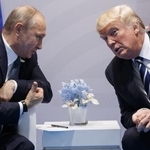 　２０１７年７月、ドイツ・ハンブルクで会談するトランプ米大統領（右）とロシアのプーチン大統領（ＡＰ＝共同）