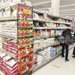 　スーパーのコメ売り場＝２月、東京都内