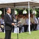 　１５日、フィリピン・ラグナ州カリラヤでの慰霊祭で、石破首相のメッセージを代読する遠藤和也大使（共同）