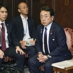 　参院予算委理事懇談会に臨む赤沢経済再生相（右）＝１５日午後、国会