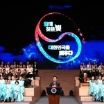 　１５日、ソウルで開かれた「光復節」の式典で演説する韓国の李在明大統領（共同）
