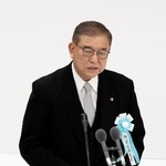 　全国戦没者追悼式で式辞を述べる石破首相＝１５日午前１１時５５分、東京・日本武道館